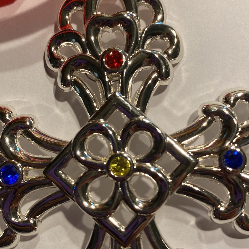 🎁Silver Tone Filigree Jeweled Cross by Lenox.🎁